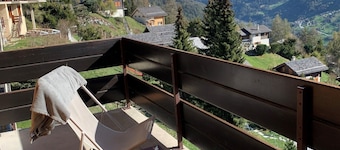 Outside : 4 room duplex flat for 6 persons, 2 balconies facing south, nice view -Inside : approx. 95