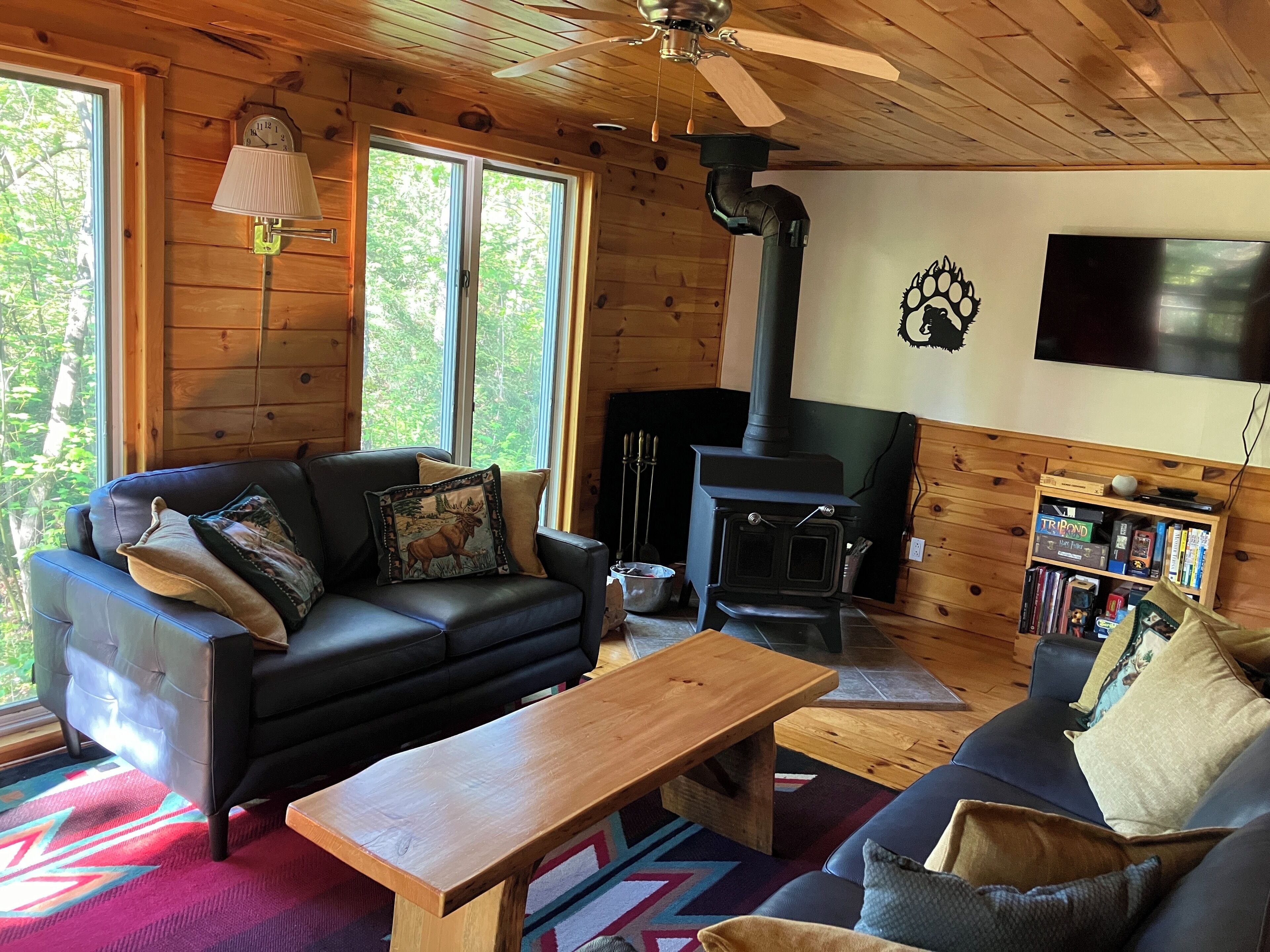 Smart TV, fireplace, DVD player, toys