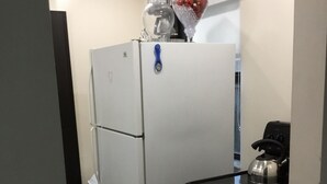 Une cuisine compacte équipée d’un réfrigérateur, d’un four et d’un four à micro-ondes.