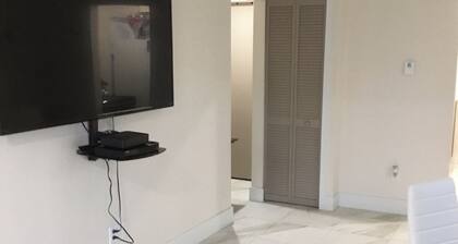 Walking distance to Hialeah hospital and súper markets Pretty much anything you