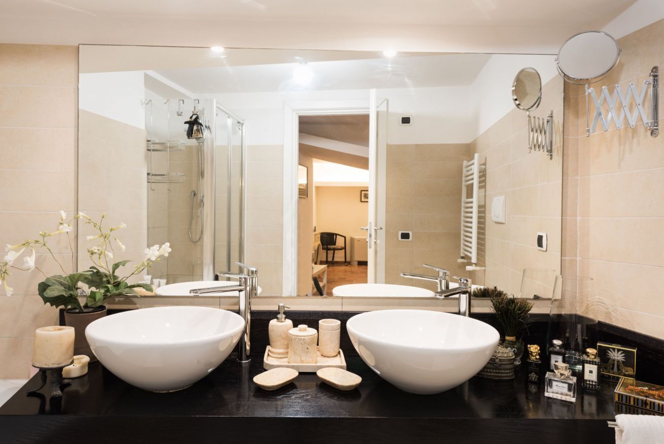 Bathtub, hair dryer, bidet, towels