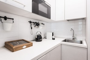 Fridge, microwave, oven, coffee/tea maker