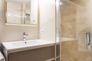 Badewanne, Haartrockner, Bidet, Handtücher