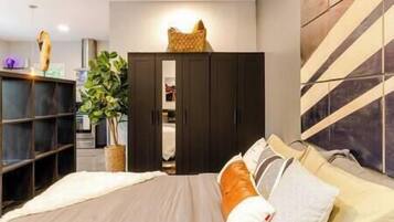 Een strijkplank/strijkijzer, wifi, beddengoed