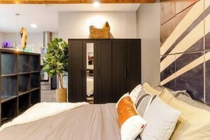 Iron/ironing board, WiFi, bed sheets