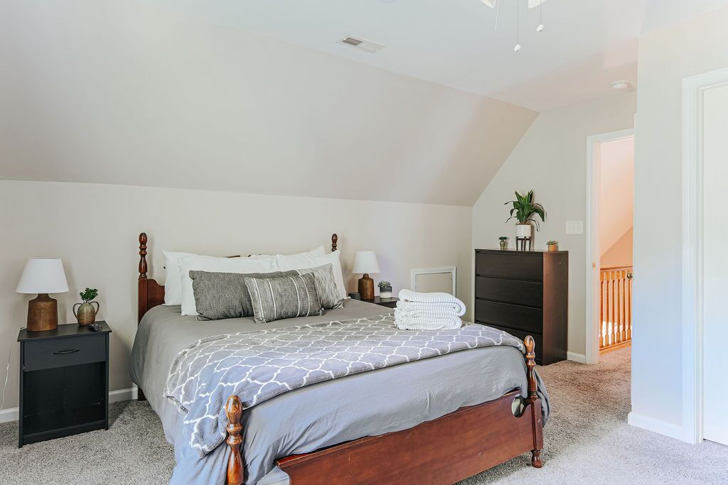 3 bedrooms, WiFi (free), bed sheets