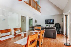Interior - The Pond Cabin: Hot Tub & Stocked Pond (Linden)