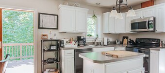 The Pond Cabin: Hot Tub & Stocked Pond