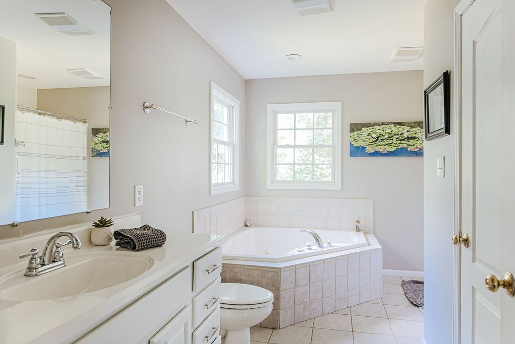 Combined shower/bathtub, hair dryer, towels