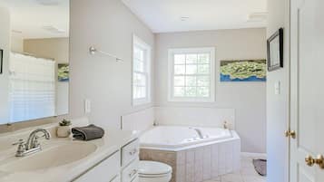 Combined shower/bathtub, hair dryer, towels