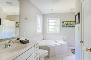 Combined shower/tub, hair dryer, towels