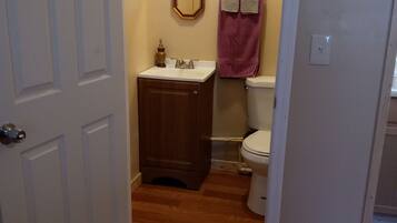 Een douche, handdoeken, zeep, shampoo