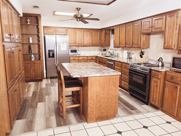 Fridge, microwave, oven, stovetop - Country Living at its Best! (Roanoke)