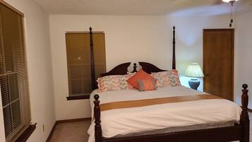 3 slaapkamers, een strijkplank/strijkijzer, gratis wifi, beddengoed