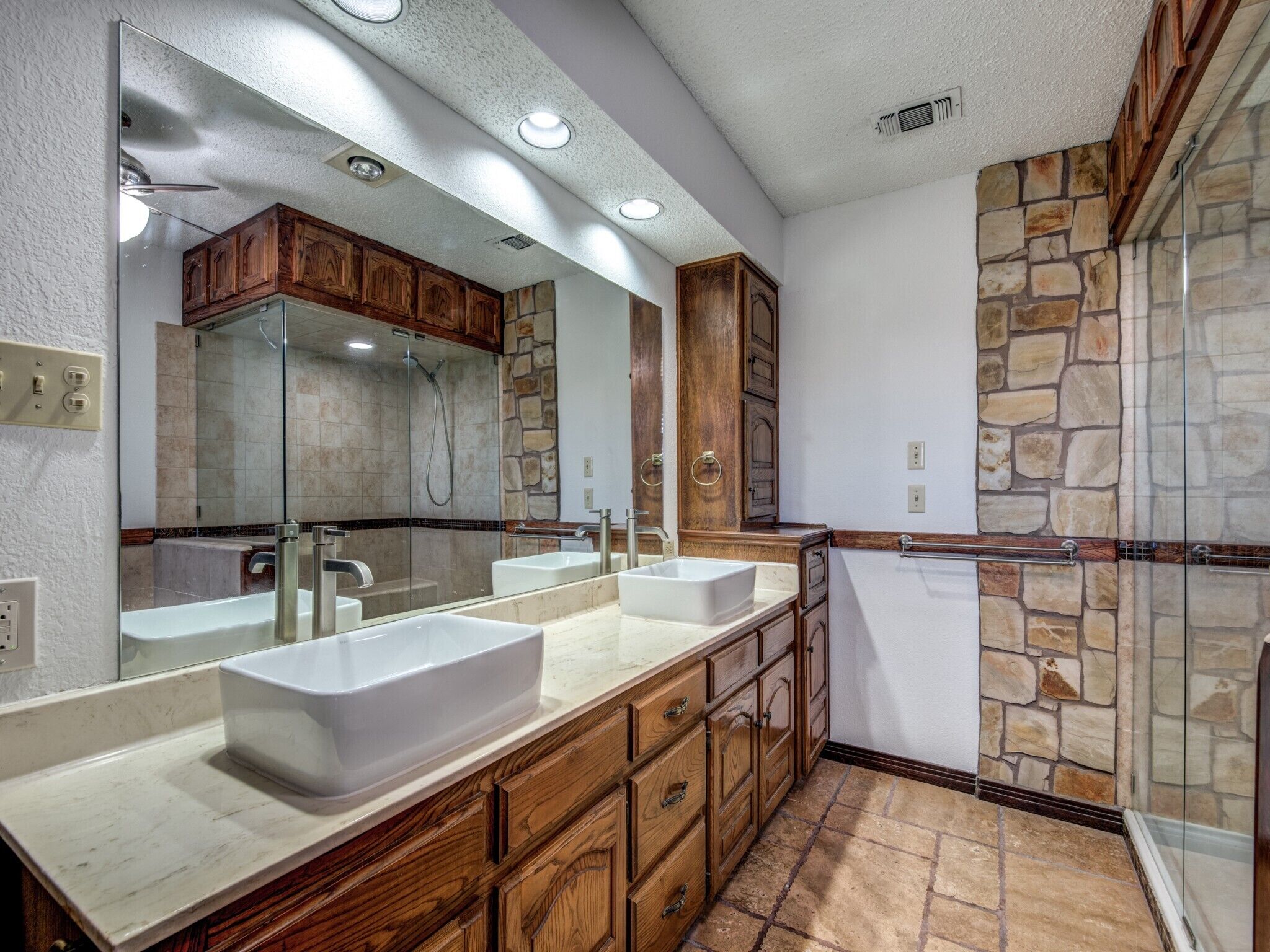 Een bad, een bubbelbad, een haardroger, een bidet