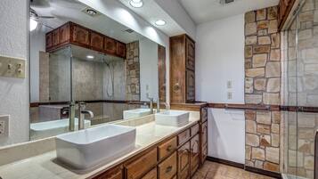 Een bad, een bubbelbad, een haardroger, een bidet