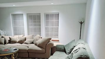 Smart TV, lareira, mesa de pingue-pongue, livros