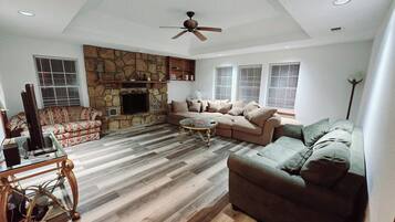 Smart-tv, een open haard, een tafeltennistafel en boeken