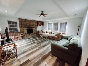 Smart TV, chimenea, tenis de mesa y libros
