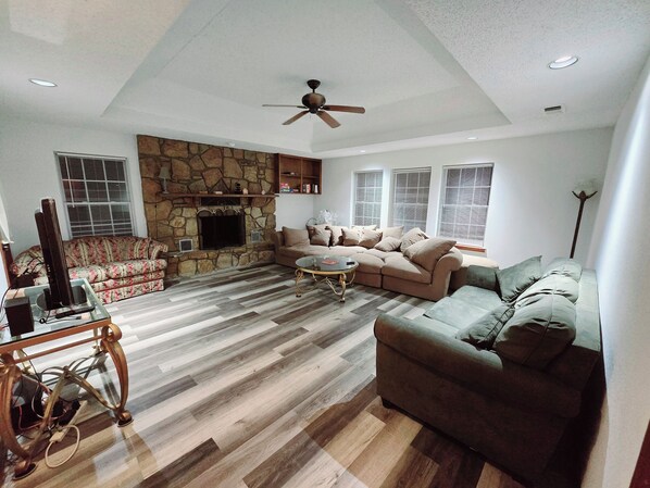 Smart-TV, Kamin, Tischtennisplatte, Bücher