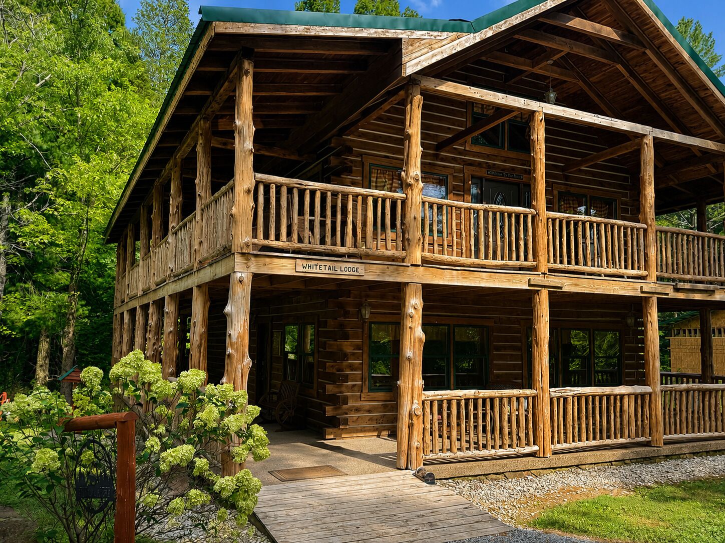 Un chalet en bois doté d’un balcon et d’une enseigne indiquant « Whitetail Lodge ».
