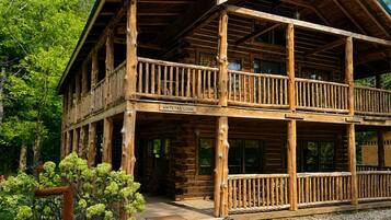 Un chalet en bois doté d’un balcon et d’une enseigne indiquant « Whitetail Lodge ».