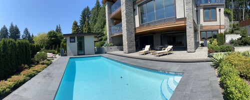 Luxury Stay in West Vancouver | Private sauna, Pool & Stunning Views