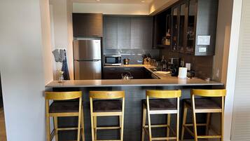 Fridge, microwave, stovetop, dishwasher