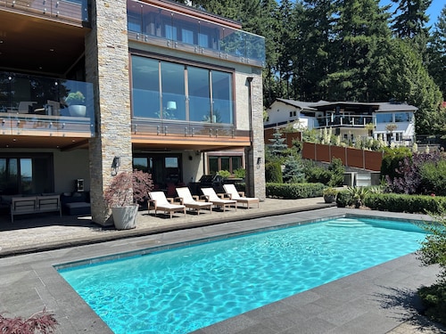 Luxury Stay in West Vancouver | Private sauna, Pool & Stunning Views