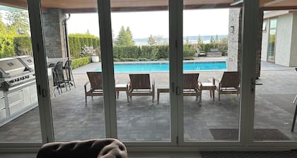 Luxury Stay in West Vancouver | Private sauna, Pool & Stunning Views