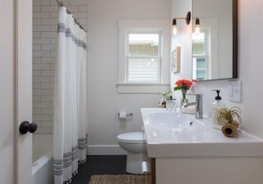 Combined shower/bathtub, hair dryer, towels, soap