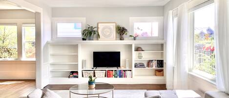 Télévision, espaces bureaux, écrans d'ordinateur