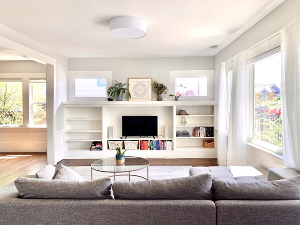 Televisión, oficina y monitor de computadora 