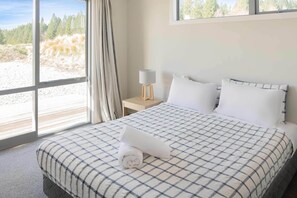 5 bedrooms, free WiFi, bed sheets