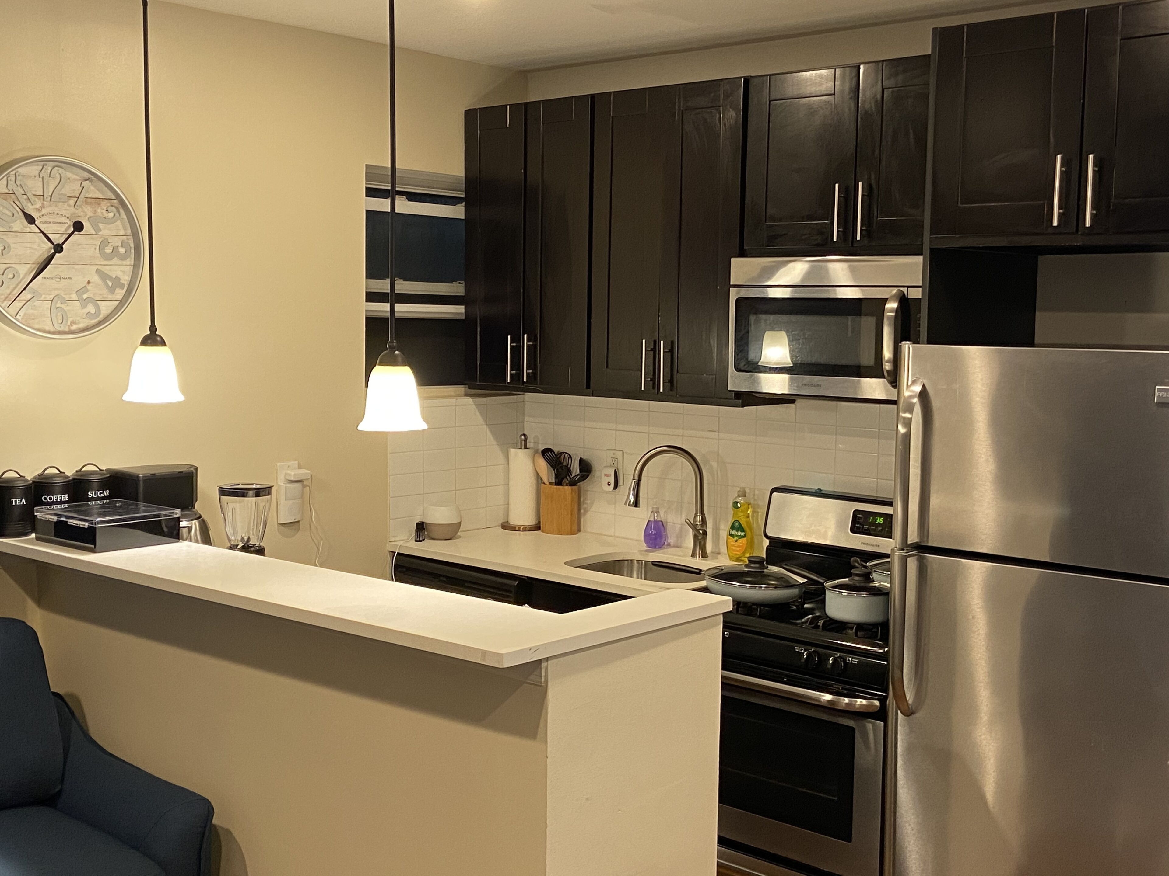 ثلاجة، ميكروويف، فرن، موقد طهي مسطح