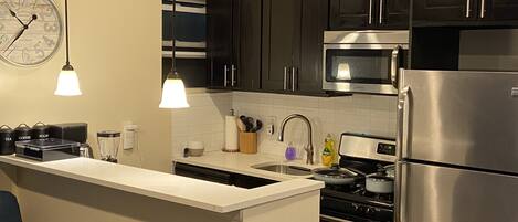 ثلاجة، ميكروويف، فرن، موقد طهي مسطح