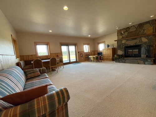 Grandpa’s Place. Exclusive, Stunning, Private Log Home. Firepit & Pond.