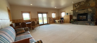 Grandpa’s Place. Exclusive, Stunning, Private Log Home. Firepit & Pond.