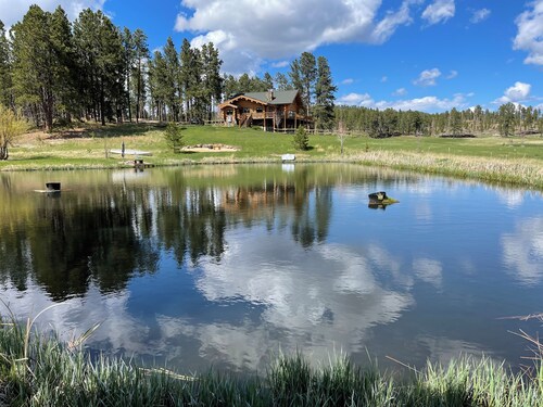 Grandpa’s Place. Exclusive, Stunning, Private Log Home. Firepit & Pond. 