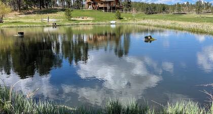 Grandpa’s Place. Exclusive, Stunning, Private Log Home. Firepit & Pond.