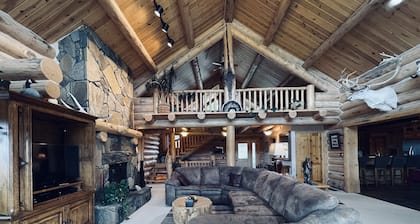 Grandpa’s Place. Exclusive, Stunning, Private Log Home. Firepit & Pond.