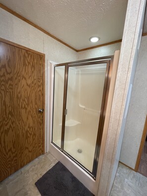 Combined shower/tub, hair dryer, towels, soap - ① Pets OK ② 55" HDTV ③ 5min to Blue Rid ③ Fire Pit (Deep Gap)