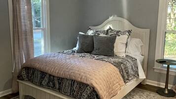 3 bedrooms, travel crib, free WiFi, bed sheets