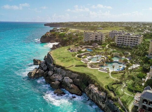 1BR/2BA with Kitchen & Private Roof Top Deck w/ Pool