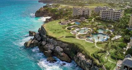 1BR/2BA with Kitchen & Private Roof Top Deck w/ Pool