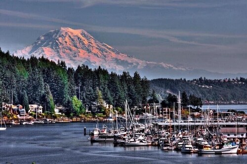 Gig Harbor Downtown Waterfront Retreat