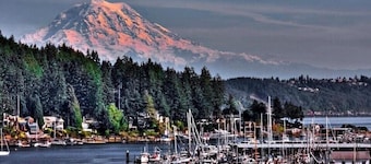 Gig Harbor Downtown Waterfront Retreat