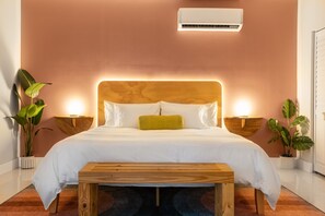 1 chambre, fer et planche à repasser, lit de bébé portatif