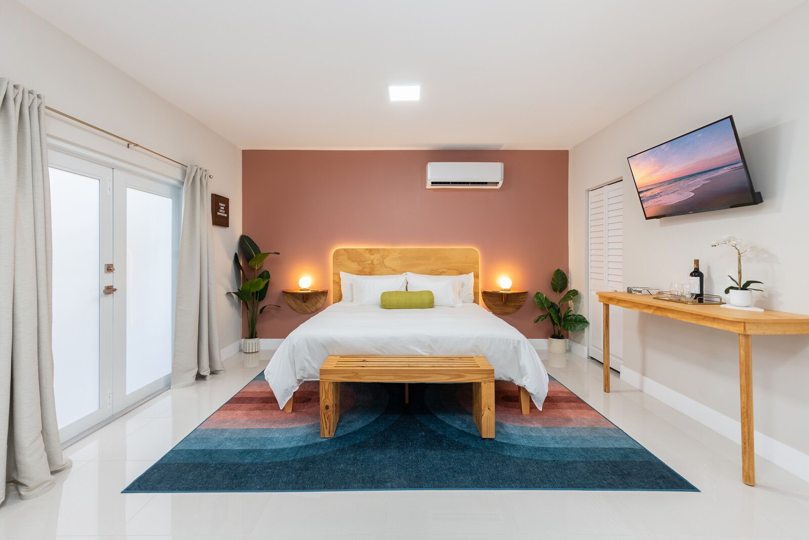 1 habitación, tabla de planchar con plancha y cuna de viaje 