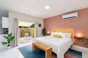 1 habitación, tabla de planchar con plancha y cuna de viaje 